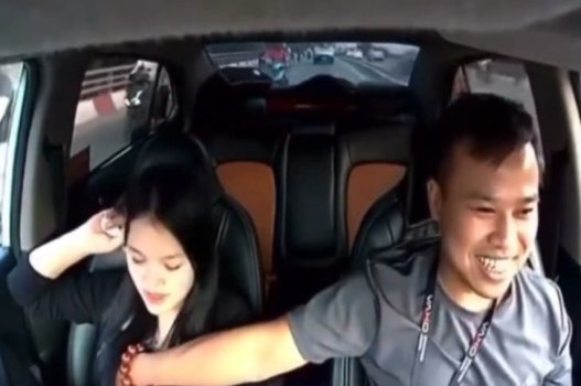 Tài xế hấp dẫn liếm lưỡi cô gái xinh đẹp